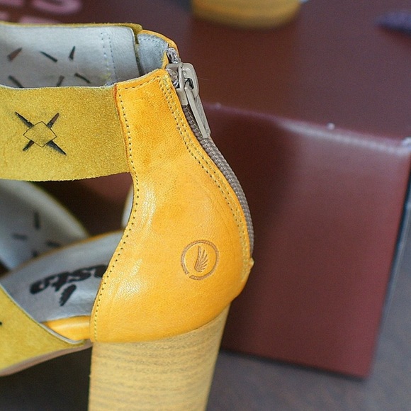 CASTA LEATHER SANDAL (39) - Picture 3 of 5